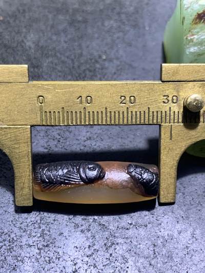 精美亚光高玉化巴西玛瑙手工俏色巧雕双鱼桶珠一个！ 精美亚光高玉化巴西玛瑙手工俏色巧雕双鱼桶珠一个！