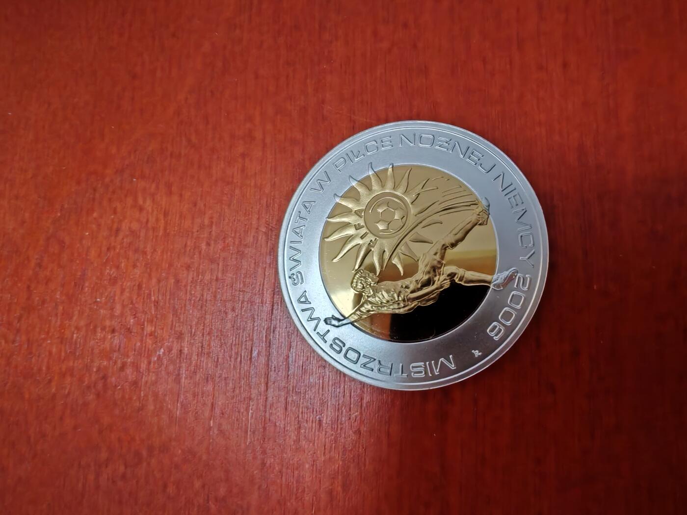 长老汇龙年精选第四十八场拍卖 2006波兰世界杯10兹罗提镀金精制银币，外圈银，内圈银镀金（2）