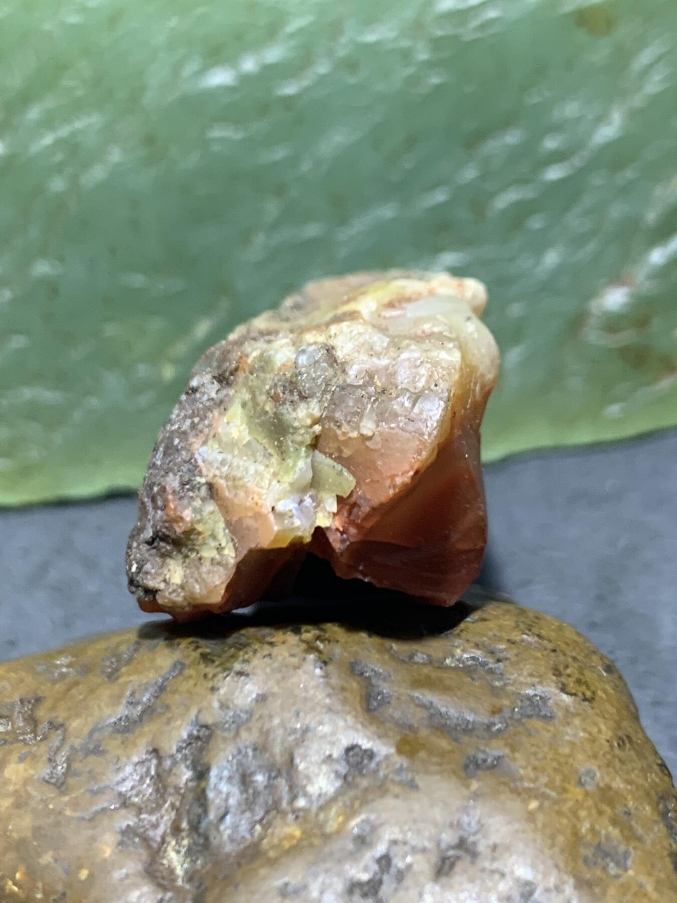 精美白皮柿子红开窗料南红玛瑙原石一颗，