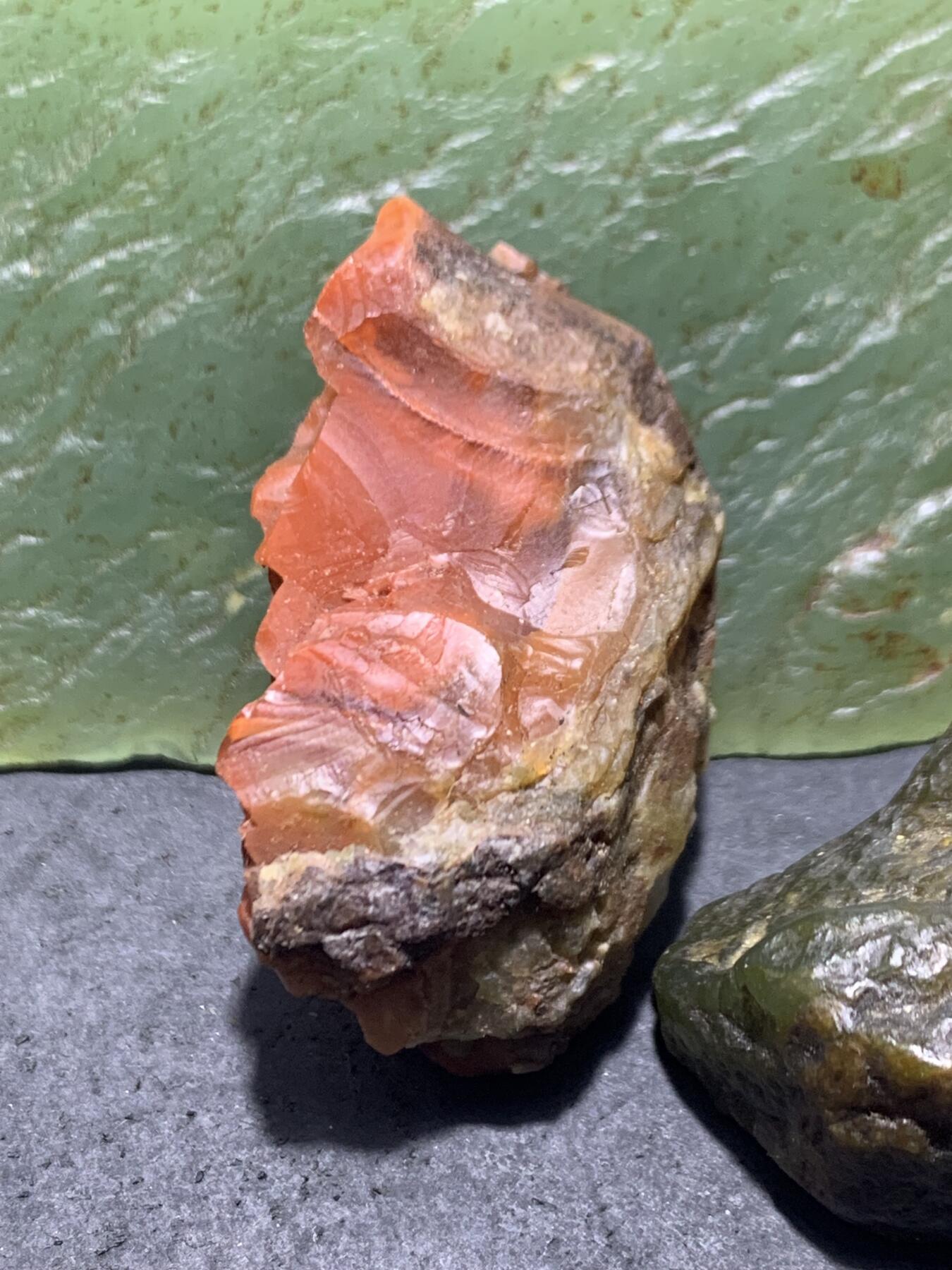 精美白皮柿子红开窗料南红玛瑙原石一颗，