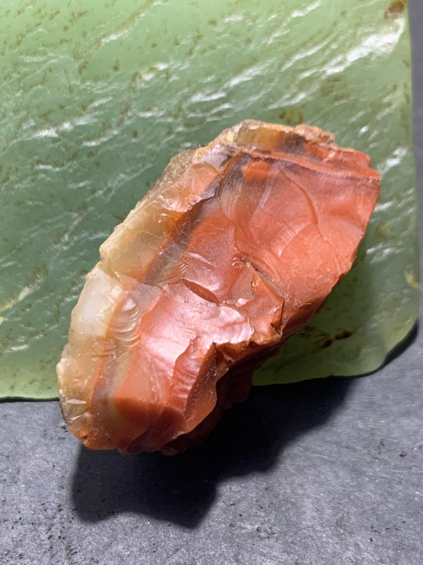 精美白皮柿子红开窗料南红玛瑙原石一颗，