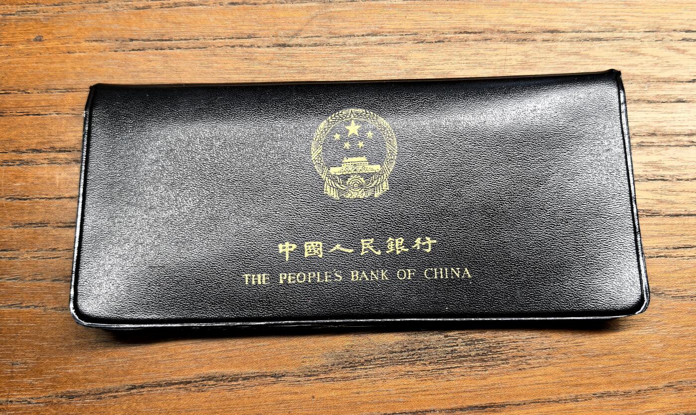 迎新专场，年货大集！凡希社世界钱币微拍第二百九十六期 1980中国长城套装七枚黑皮本，烫金完美，币品黄亮，真正收藏级好状态的黑皮本越来越难见到了。