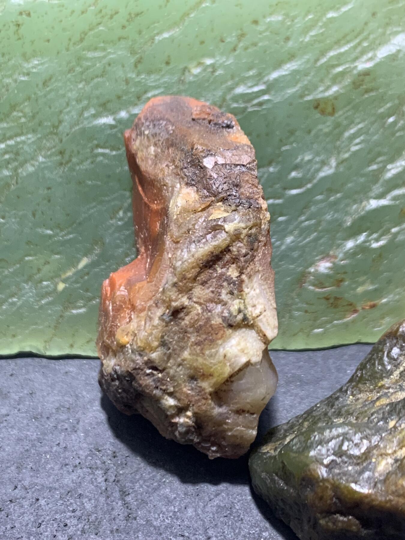 精美白皮柿子红开窗料南红玛瑙原石一颗，