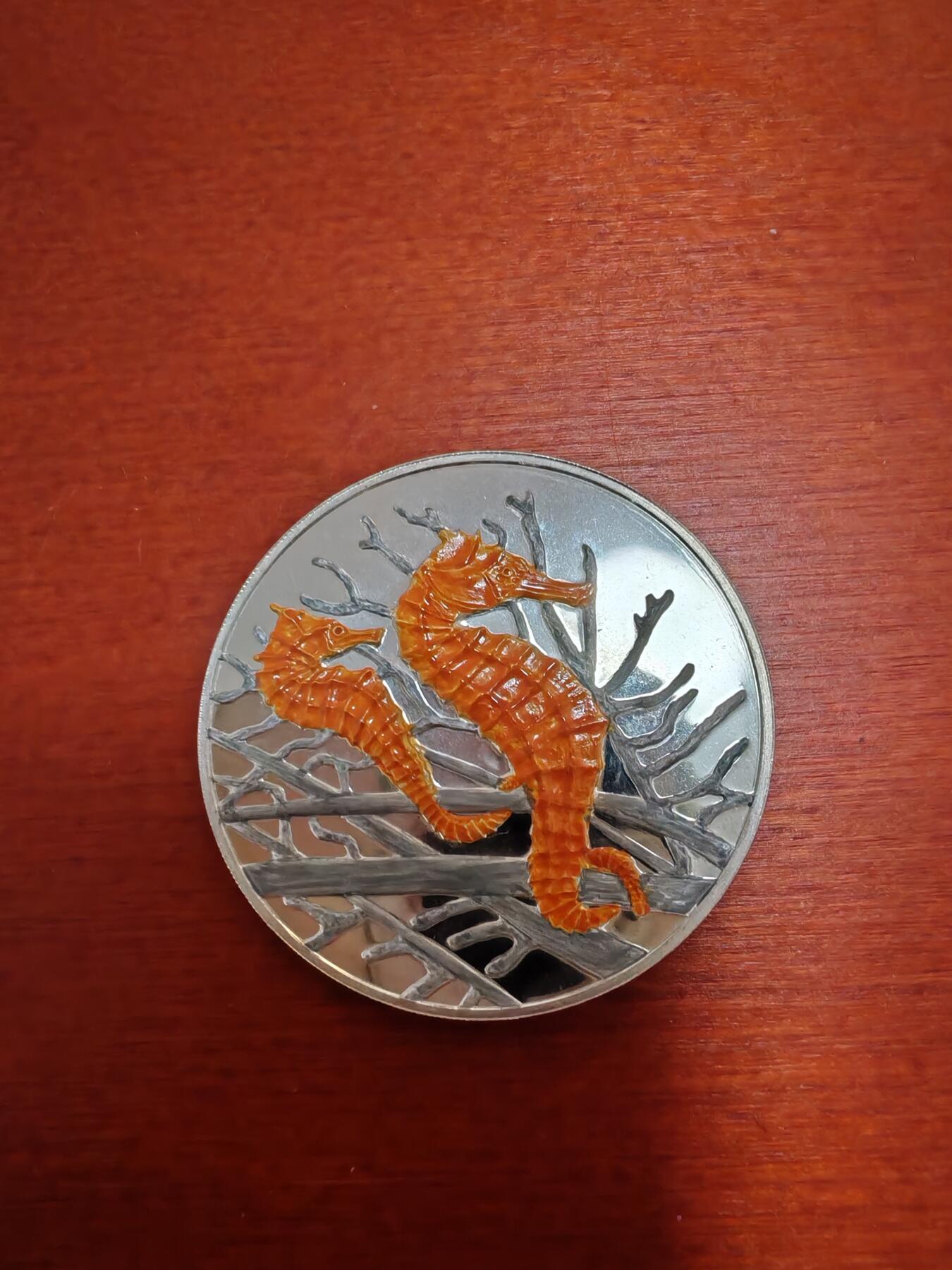 长老汇龙年精选第四十八场拍卖 1999特克斯群岛海马20元彩色精制银币，1盎司999银，市场价650元以上