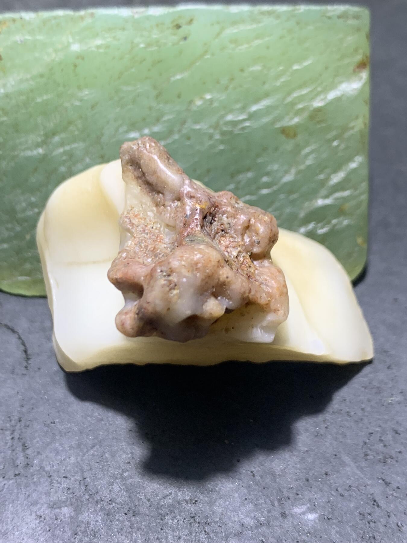 放福利！精美天然地表风化纹黑白双色金丝玉籽料原石一块！