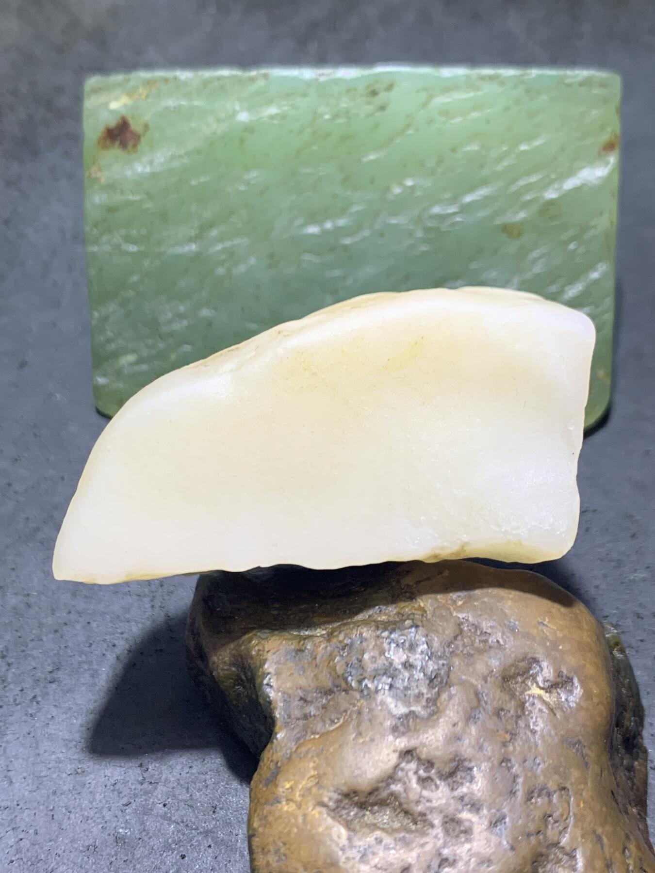 放福利！精美天然地表风化纹黑白双色金丝玉籽料原石一块！