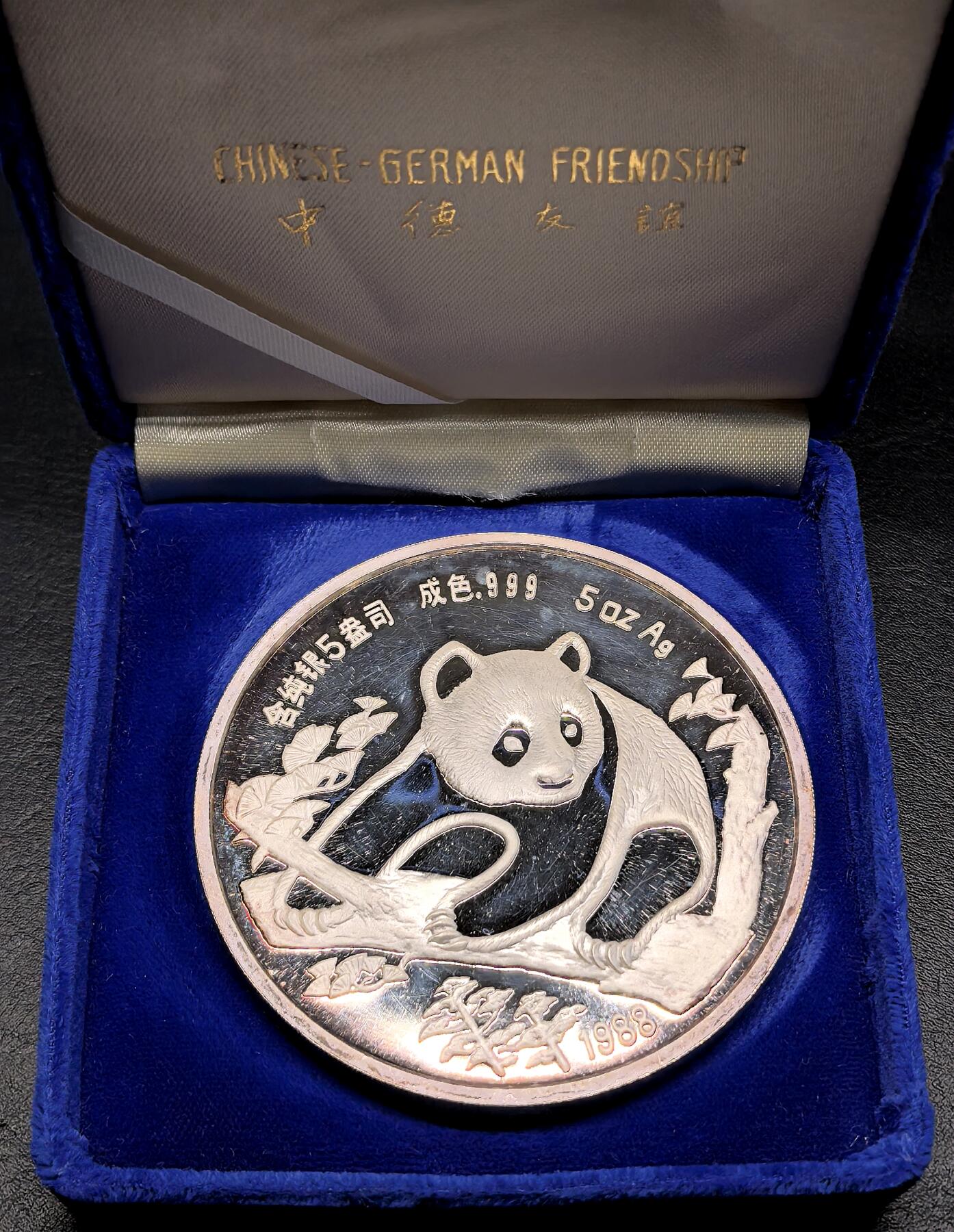 迎新专场，年货大集！凡希社世界钱币微拍第二百九十六期 中德友好-1988慕尼黑国际钱币展熊猫5盎司银章，德国币展熊猫章系列的稀有品种，也是唯一一枚5盎司规格。正面有几处丝痕。