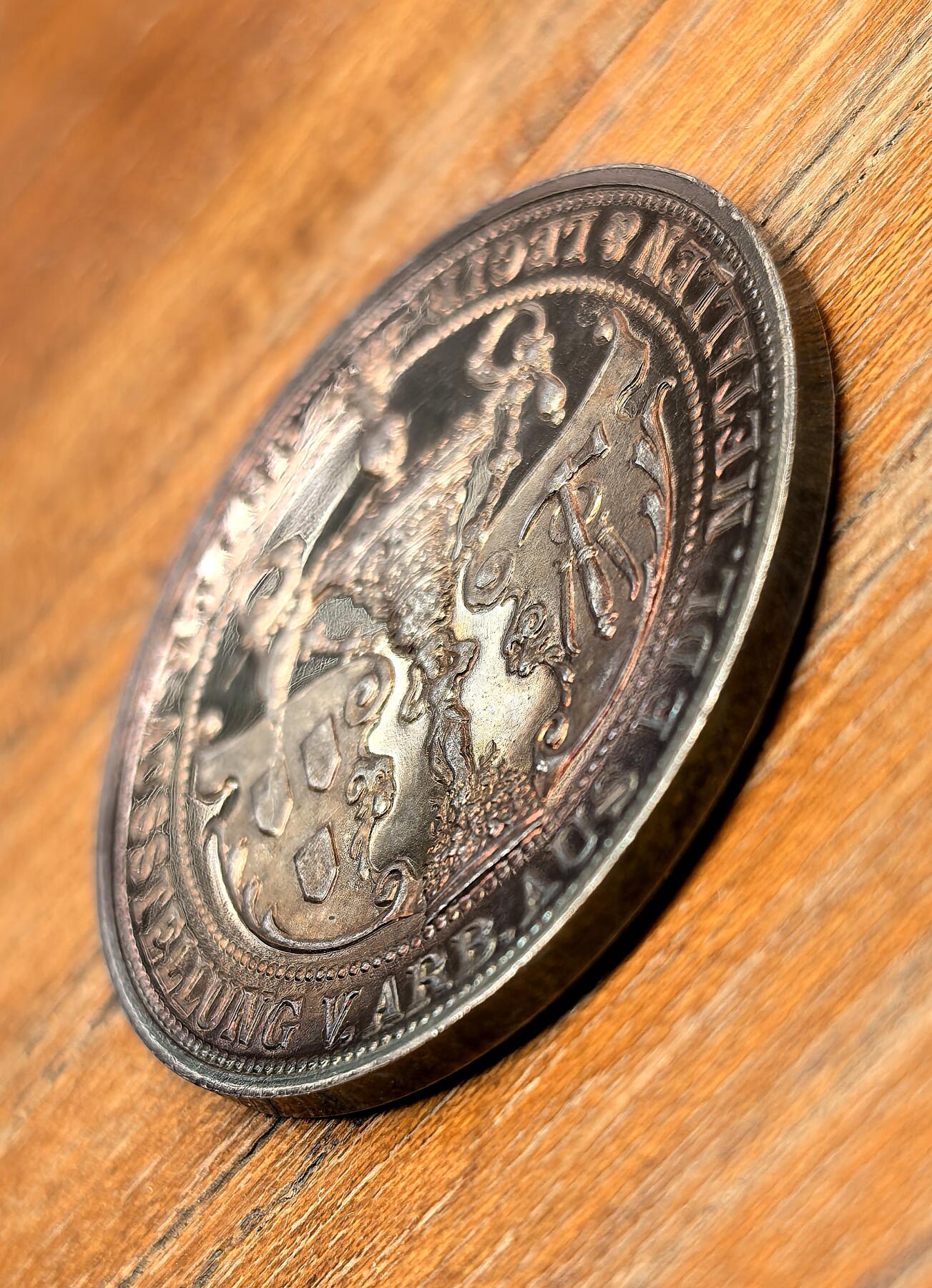 迎新专场，年货大集！凡希社世界钱币微拍第二百九十六期 1885纽伦堡城市景观纪念银章，紫罗兰包浆，直径30mm，原评级PCGS-SP64，物主砸盒。