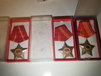 RimeNova韵星2025军品类春季拍卖会-- RimeNova 2025 Spring Militaria Sale - 越南民主共和国（北越）第一版光荣战士勋章一到三级带盒一套
