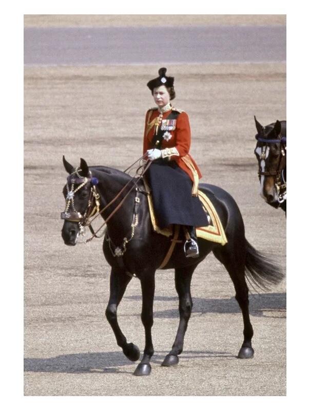 英国1977年女王银婚珐琅彩镀金高浮雕精制带釉银币章吊坠