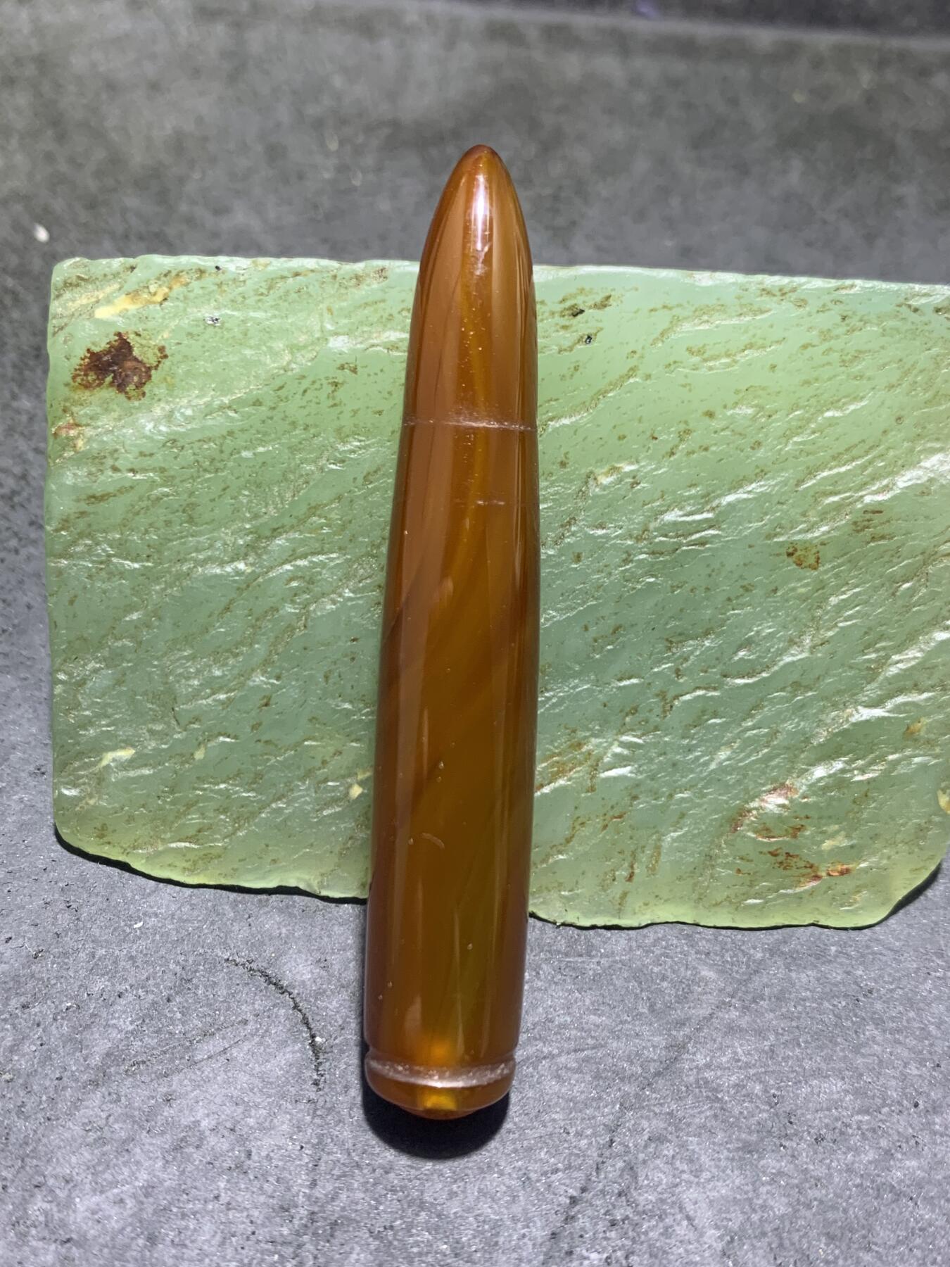 缠丝玛瑙雕刻通货子 弹头吊坠一个，