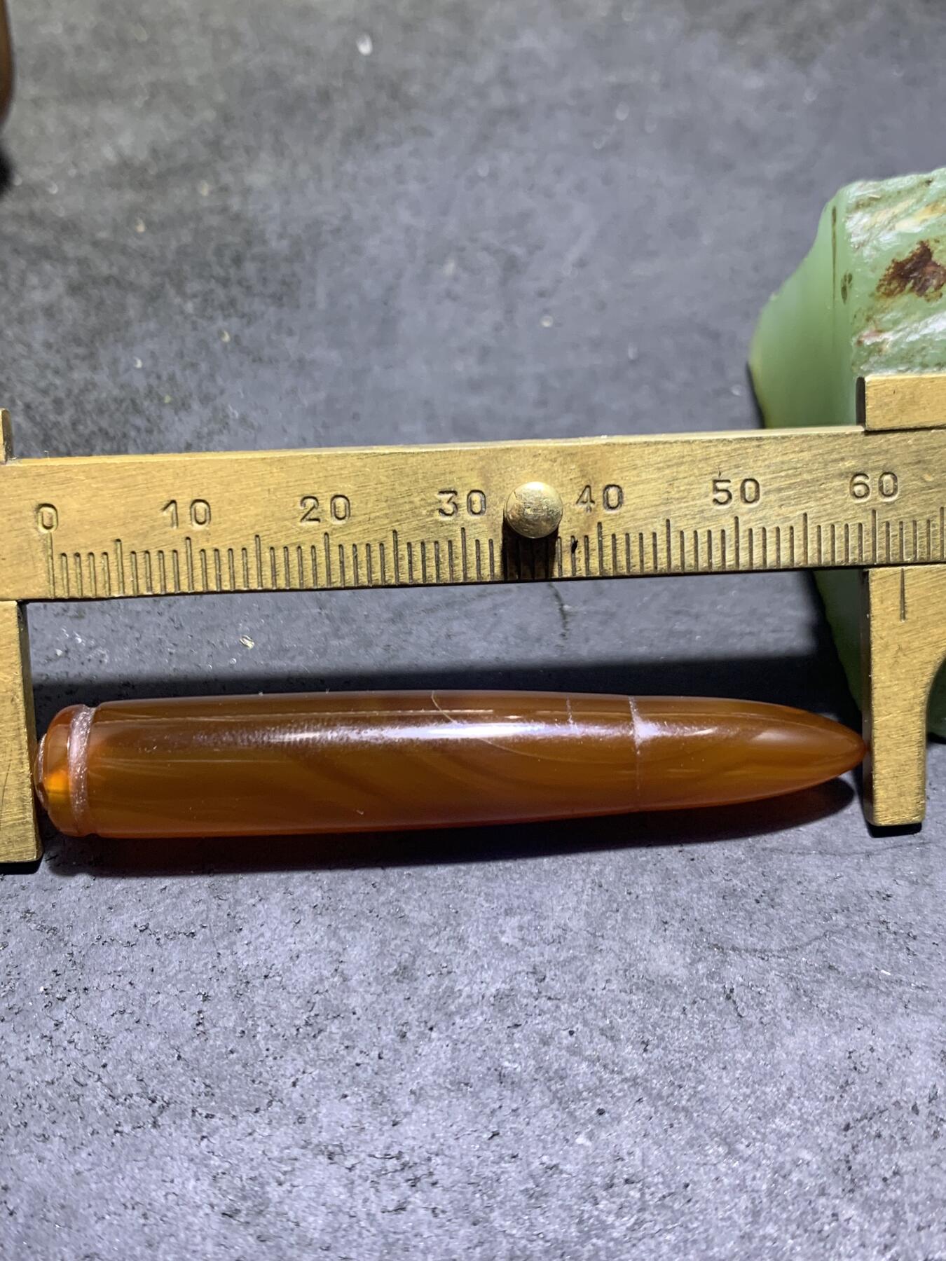 缠丝玛瑙雕刻通货子 弹头吊坠一个，