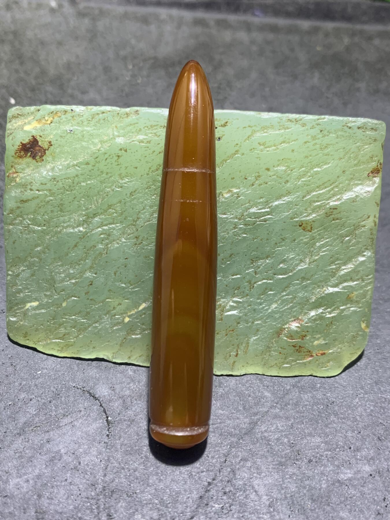 缠丝玛瑙雕刻通货子 弹头吊坠一个，