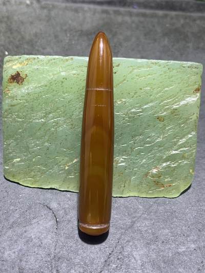 缠丝玛瑙雕刻通货子 弹头吊坠一个， - 缠丝玛瑙雕刻通货子 弹头吊坠一个，
