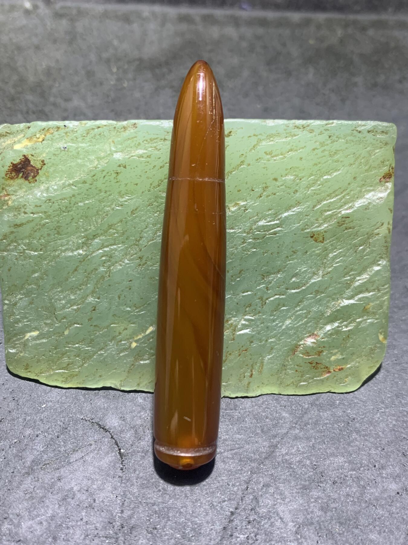 缠丝玛瑙雕刻通货子 弹头吊坠一个，