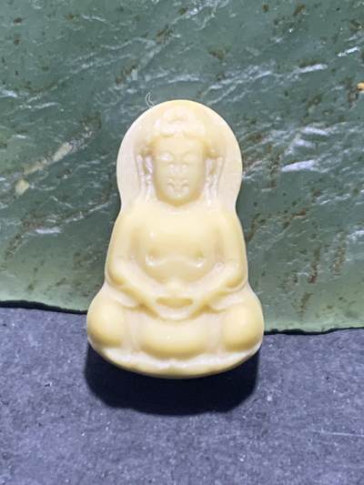 精美高玉化金膏玉雕刻观音菩萨吊坠一个 - 精美高玉化金膏玉雕刻观音菩萨吊坠一个