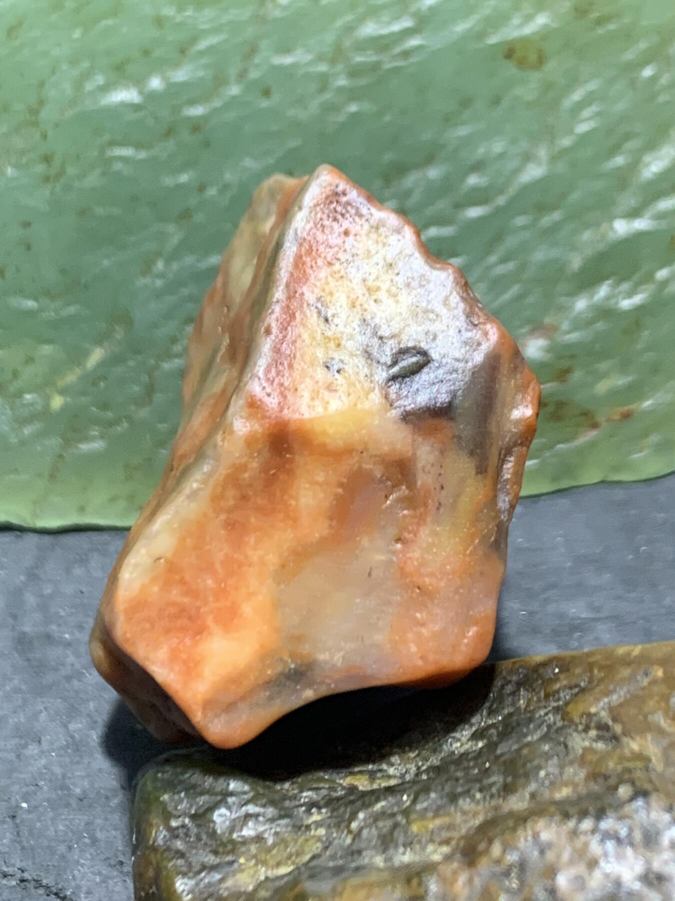 放福利！精美天然地表青花飘红金丝玉籽料原石一块！