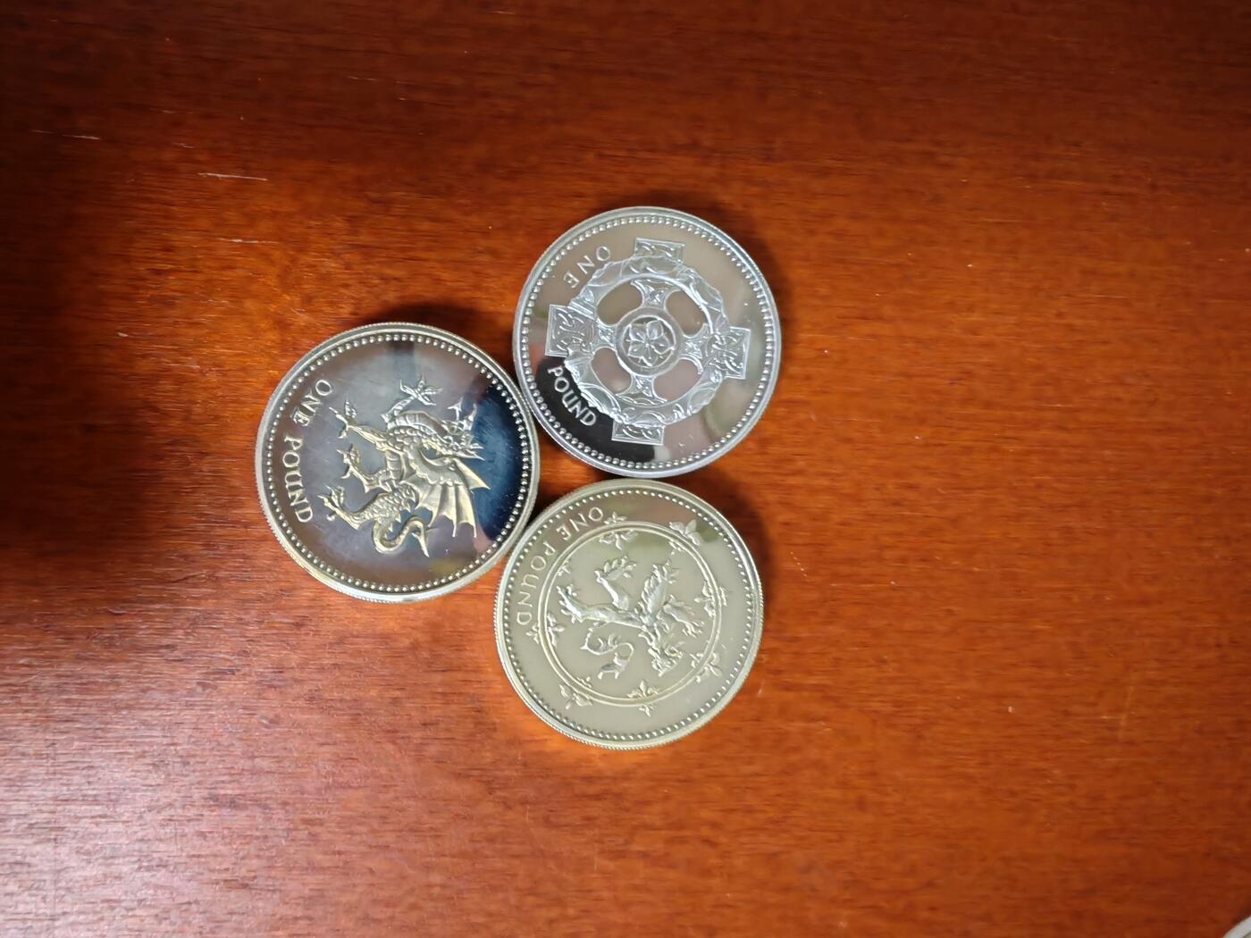 长老汇龙年精选第五十场拍卖 1999-2001英国1英镑加厚精制银币3枚，盒证全