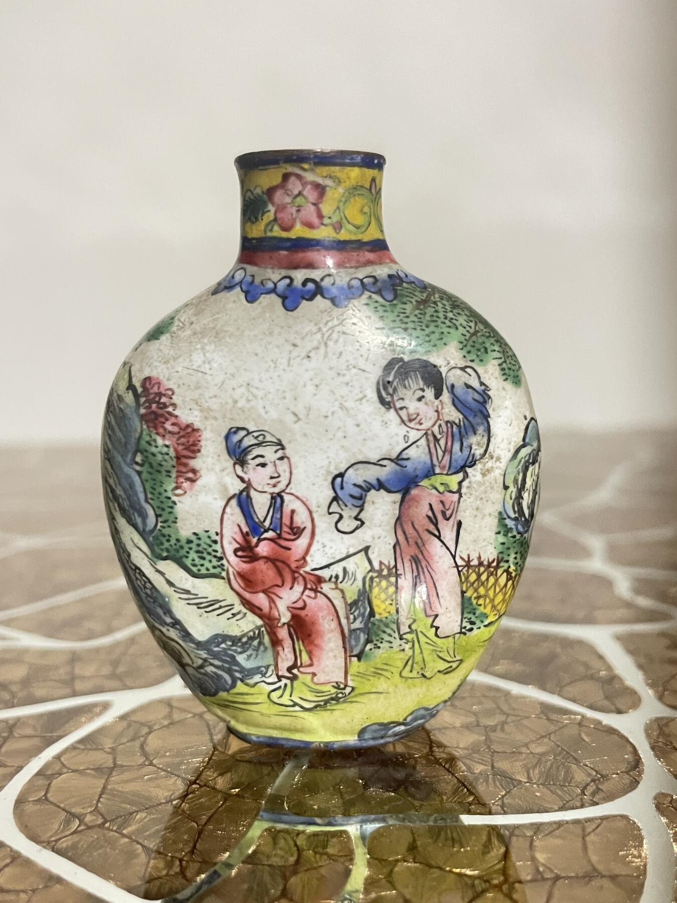 海外回流精品拍卖 英国回流铜胎珐琅彩人物故事鼻烟壶 尺寸：高5.7cm，无盖。
