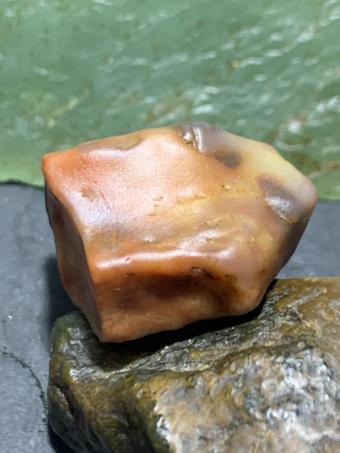 放福利！精美天然地表青花飘红金丝玉籽料原石一块！