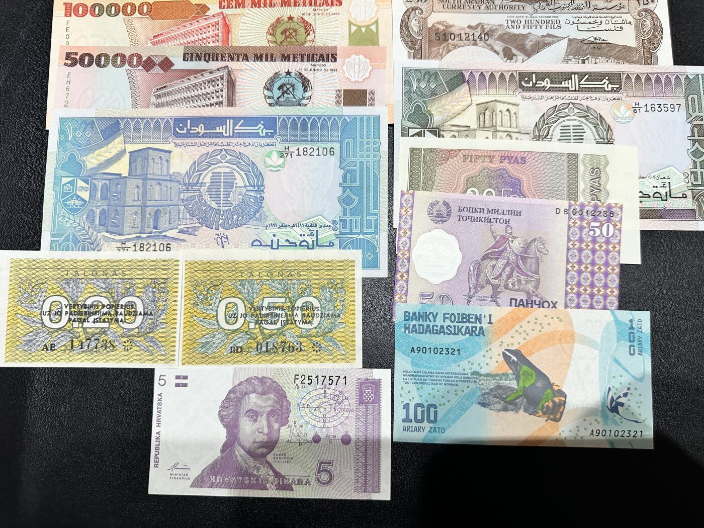 《外钞收藏家》第四百七十八期（初八左右发货） 19张精美纸币一起 全新UNC