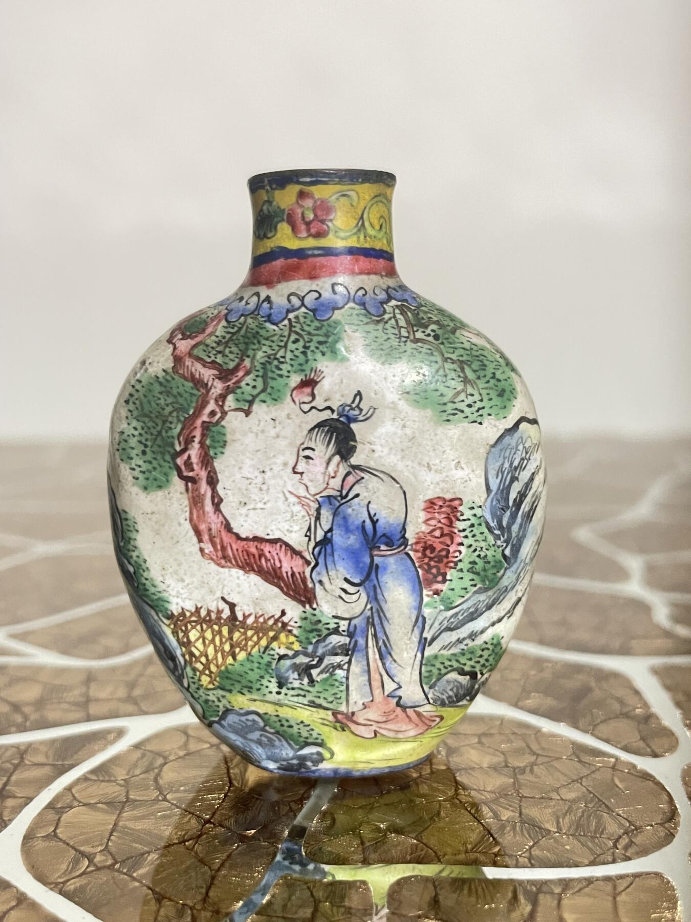 海外回流精品拍卖 英国回流铜胎珐琅彩人物故事鼻烟壶 尺寸：高5.7cm，无盖。