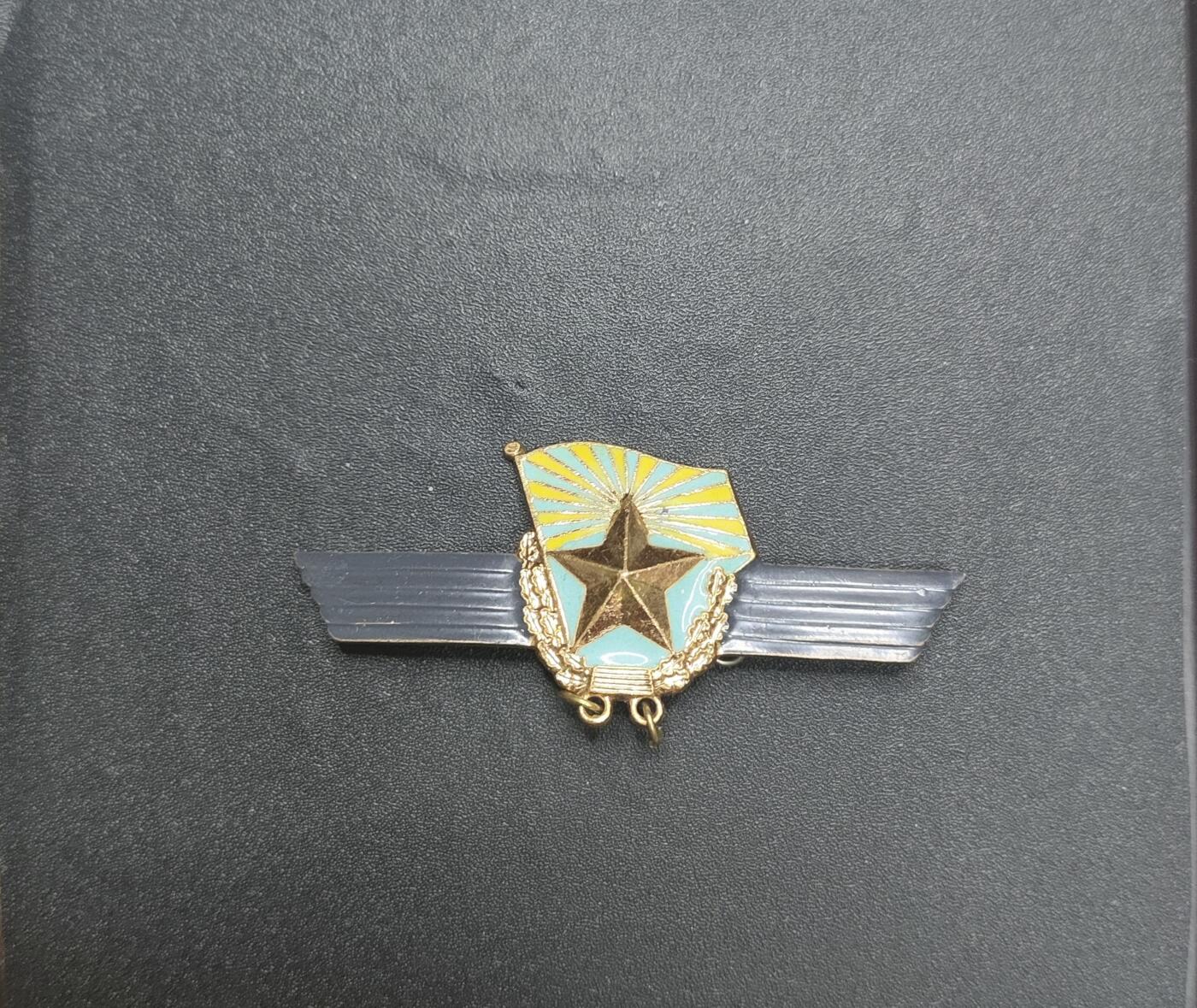 新时代收藏徽章红藏拍卖(第九场) 苏联空军 超期服役证章 授予准尉军官 超期几年在下面加上数字  库存好品