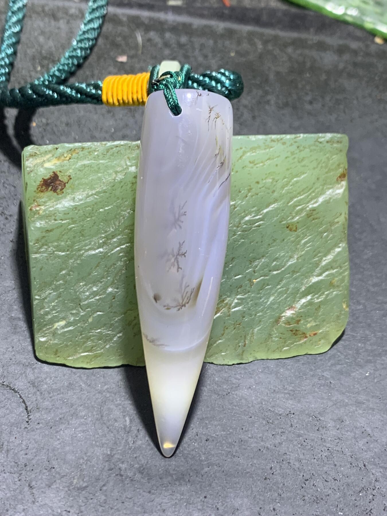 天然精美高玉化草花纹海洋玉髓牙形把件一个！