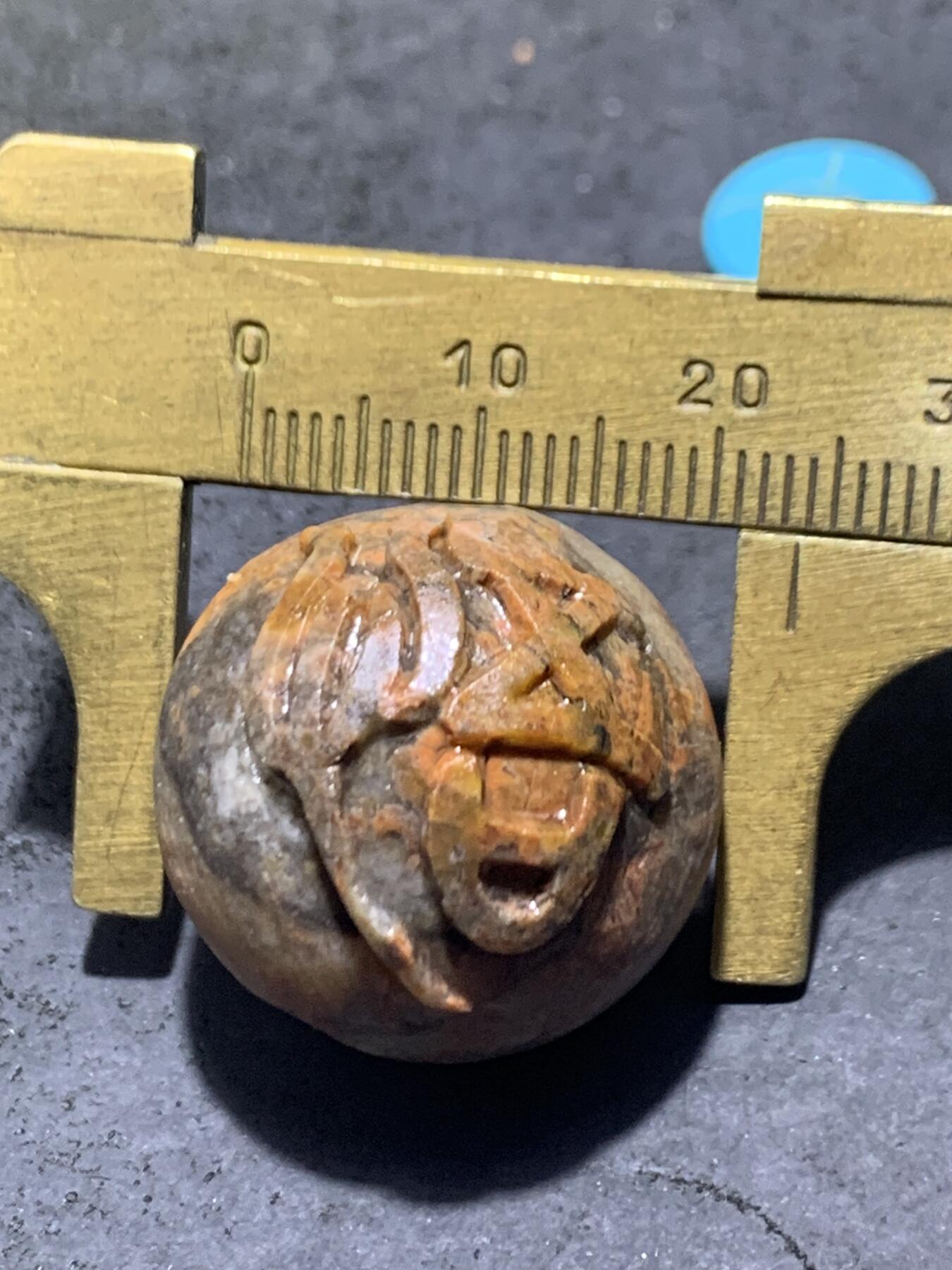 精美亚光风化纹冰飘战国红玛瑙手工俏色巧雕悟字随形珠一个，
