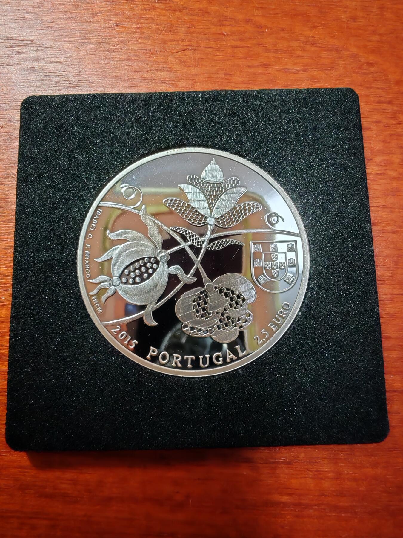 长老汇蛇年精选第一场拍卖 2015葡萄牙布兰科城堡的串珠2.5欧元局部彩色精制银币，原厂盒，2500枚，克书60美金