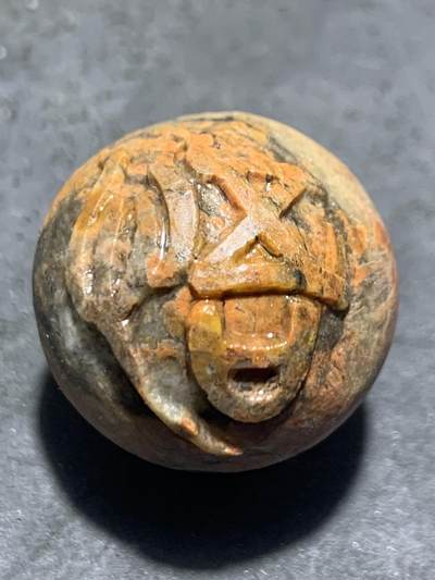 精美亚光风化纹冰飘战国红玛瑙手工俏色巧雕悟字随形珠一个， - 精美亚光风化纹冰飘战国红玛瑙手工俏色巧雕悟字随形珠一个，