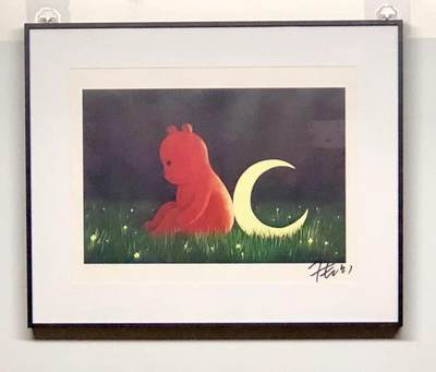 零元拍：  张占占亲笔签名最具代表性形象小红熊PUPU收藏级复制原画，外框尺寸：47/38CM，已做裱框 - 零元拍：  张占占亲笔签名最具代表性形象小红熊PUPU收藏级复制原画，外框尺寸：47/38CM，已做裱框