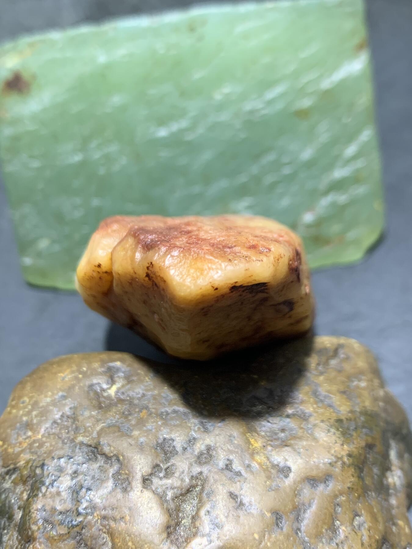 精美天然地表洒红皮金丝玉籽料原石一块