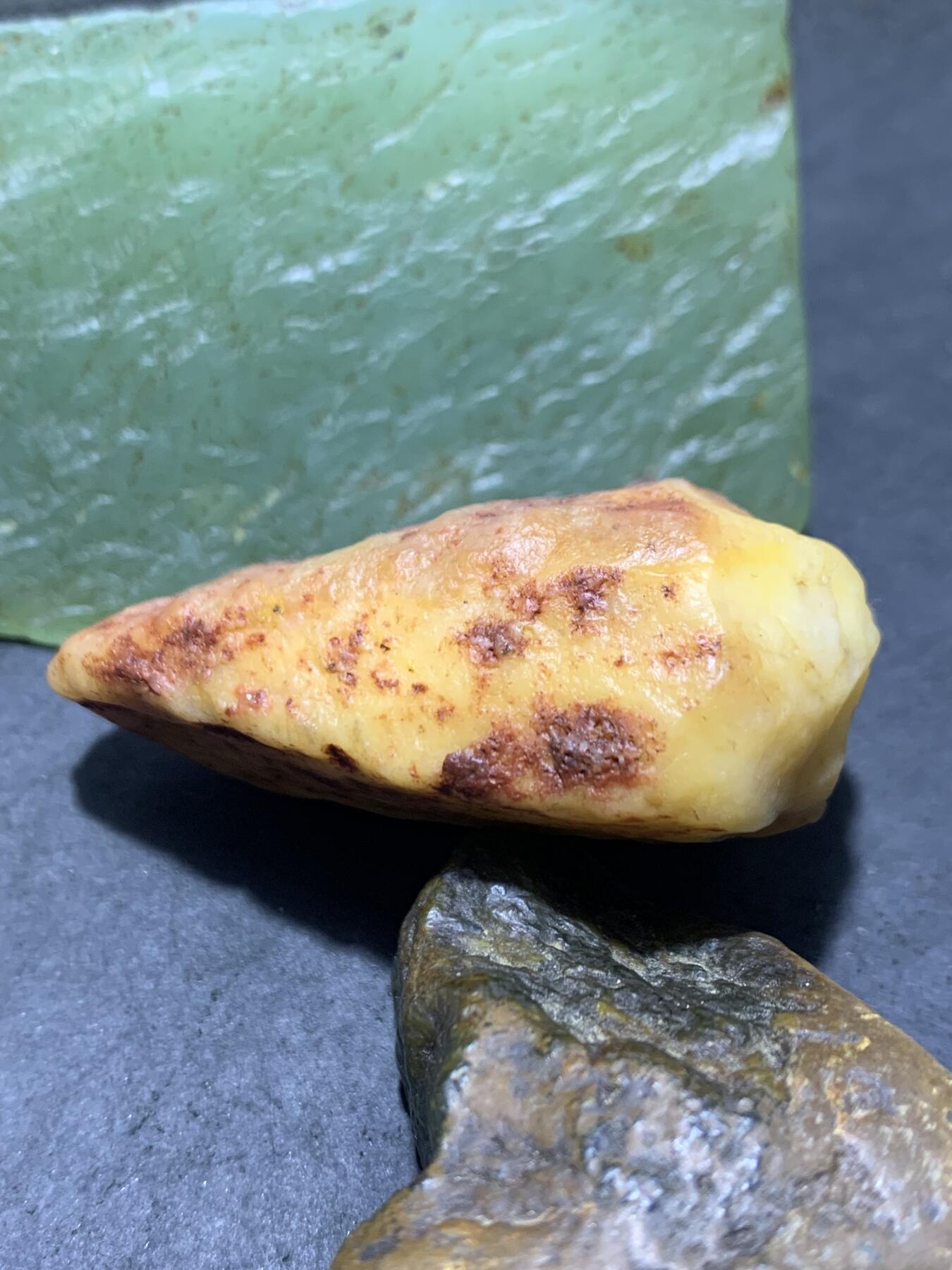 精美天然地表洒红皮金丝玉籽料原石一块