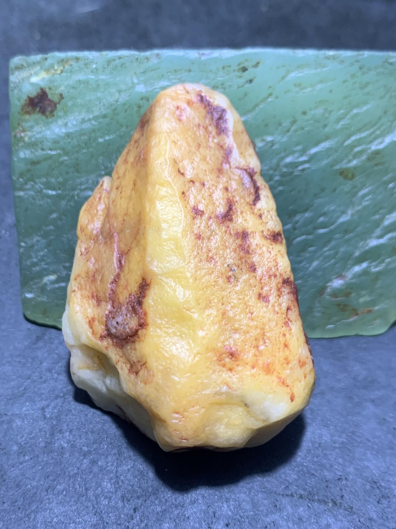 精美天然地表洒红皮金丝玉籽料原石一块