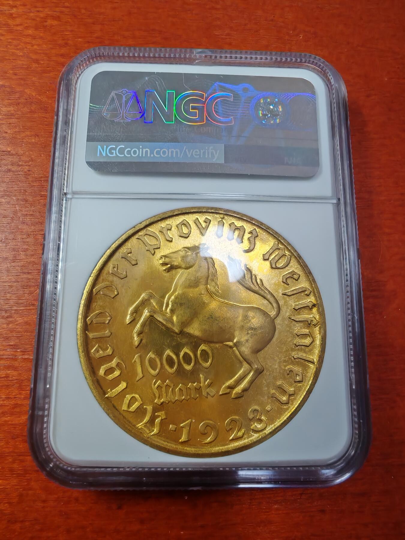 长老汇蛇年精选第一场拍卖 1923德紧威斯特伐利亚斯坦伯爵马币1万马克镀金币，NGC MS64，窄边