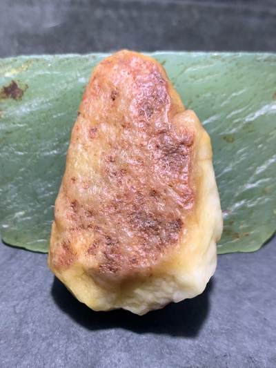 精美天然地表洒红皮金丝玉籽料原石一块 - 精美天然地表洒红皮金丝玉籽料原石一块