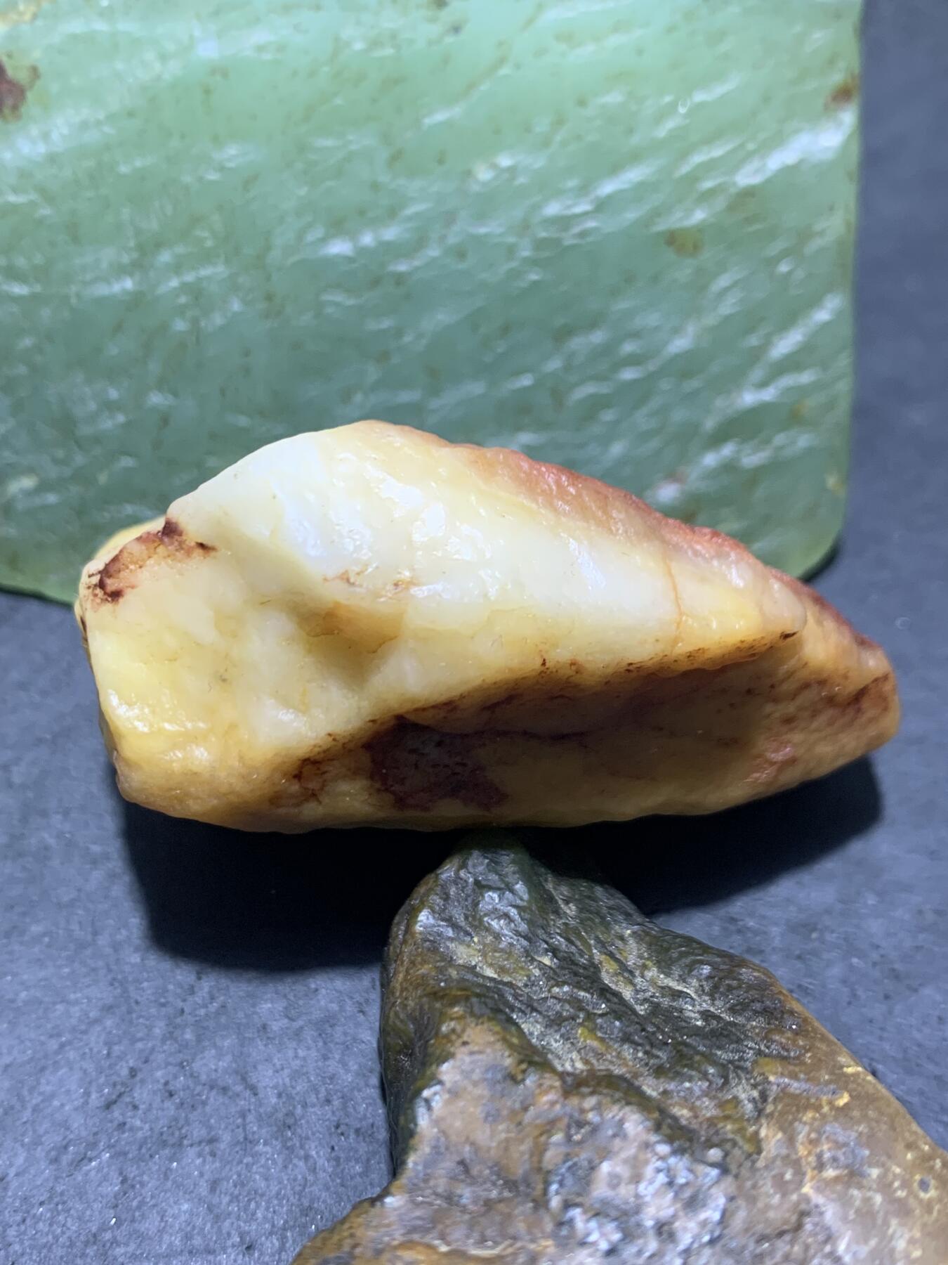 精美天然地表洒红皮金丝玉籽料原石一块