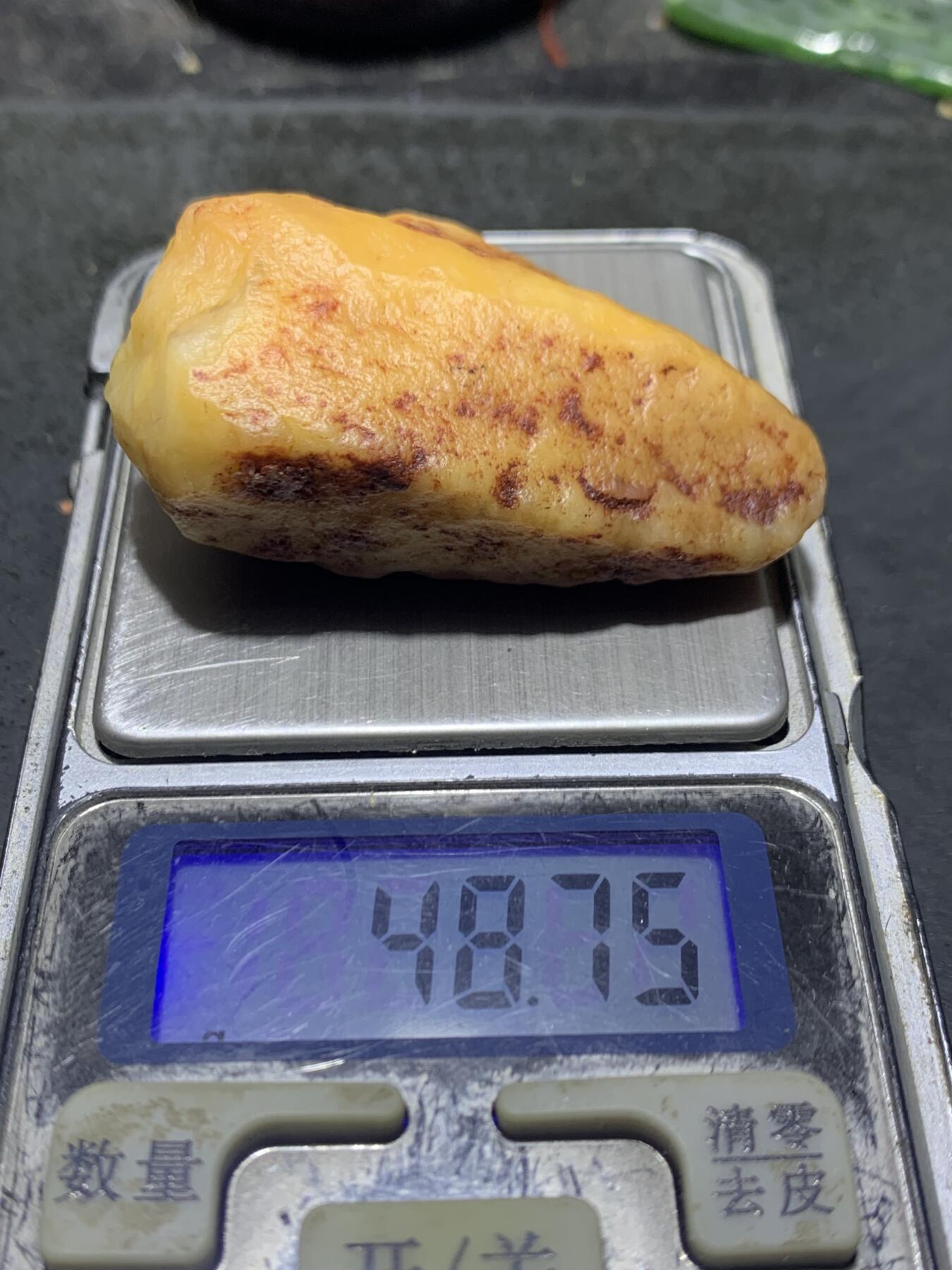 精美天然地表洒红皮金丝玉籽料原石一块