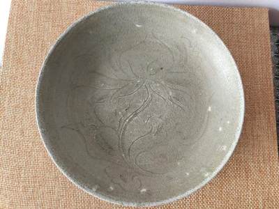 新年清货杂拍 纸币 瓷器  - 五代北宋风格 越窑刻花莲纹盘 约直径15.3厘米 高3.5厘米 精品