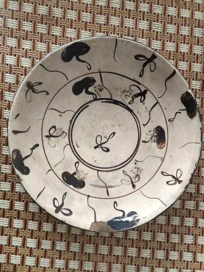 春节钱币瓷器清货捡漏拍场 - 元明风格磁州窑灵芝纹盘 满釉少见 口沿有磕 约直径18厘米，高3.4厘米