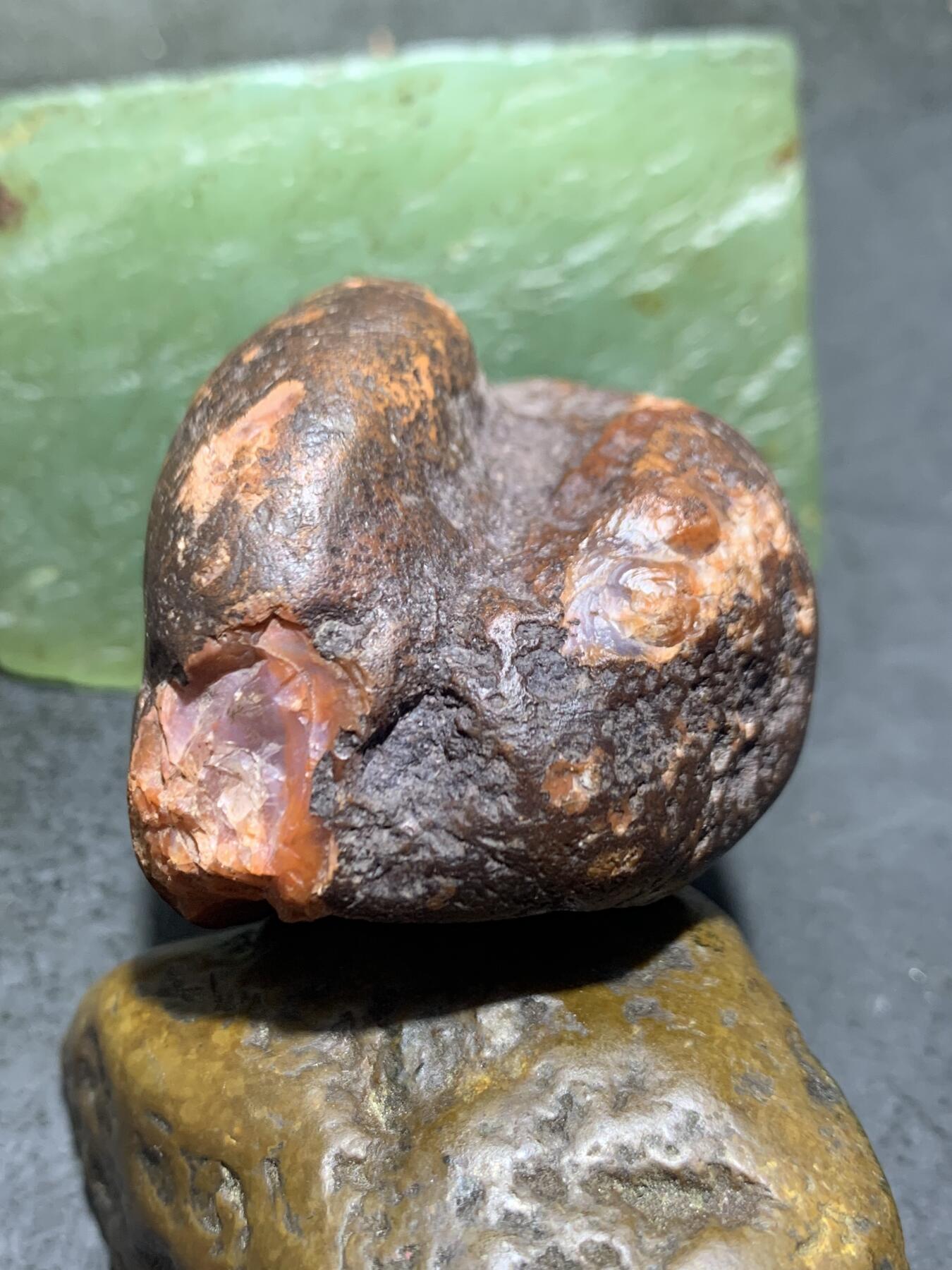 精美开窗铁皮柿子红南红玛瑙原石一颗，，