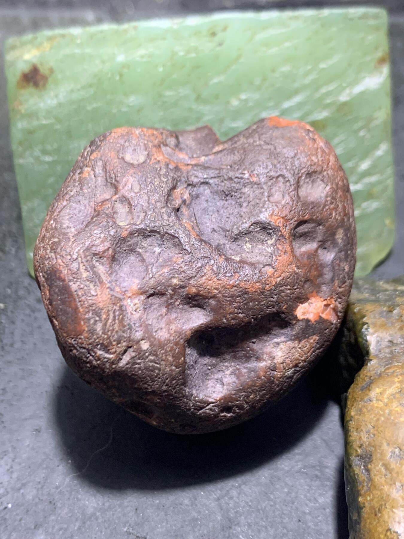 精美红铁皮开窗料紫罗兰冻红南红玛瑙原石一颗