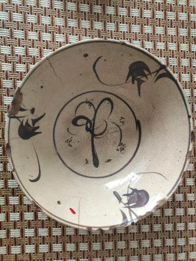 春节钱币瓷器清货捡漏拍场 - 元明风格磁州窑写意花草纹大碗 有多处磕碰和冲线 约直径16.5厘米 高6.5厘米