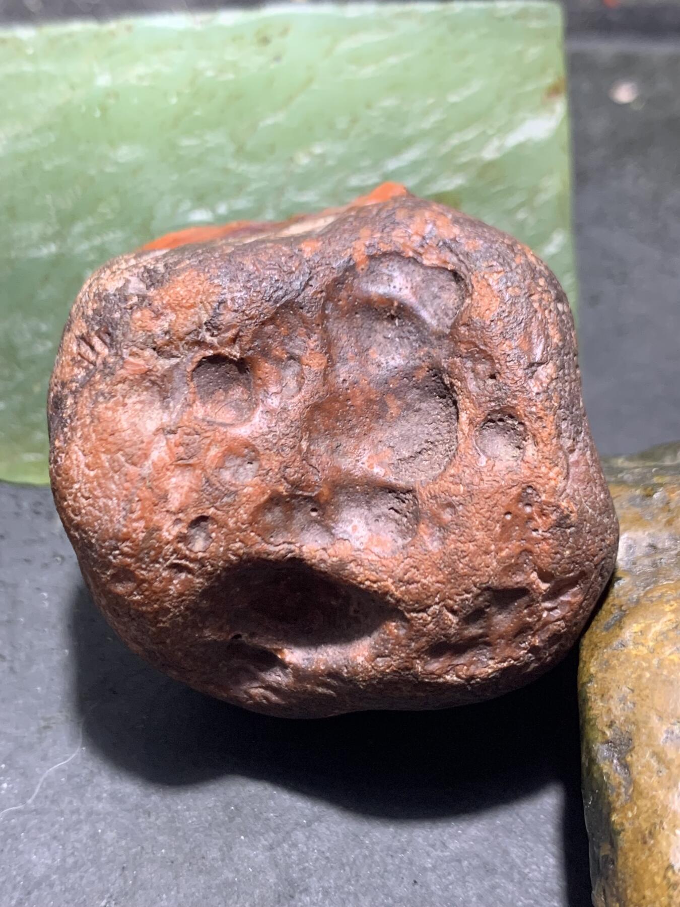 精美红铁皮开窗料紫罗兰冻红南红玛瑙原石一颗