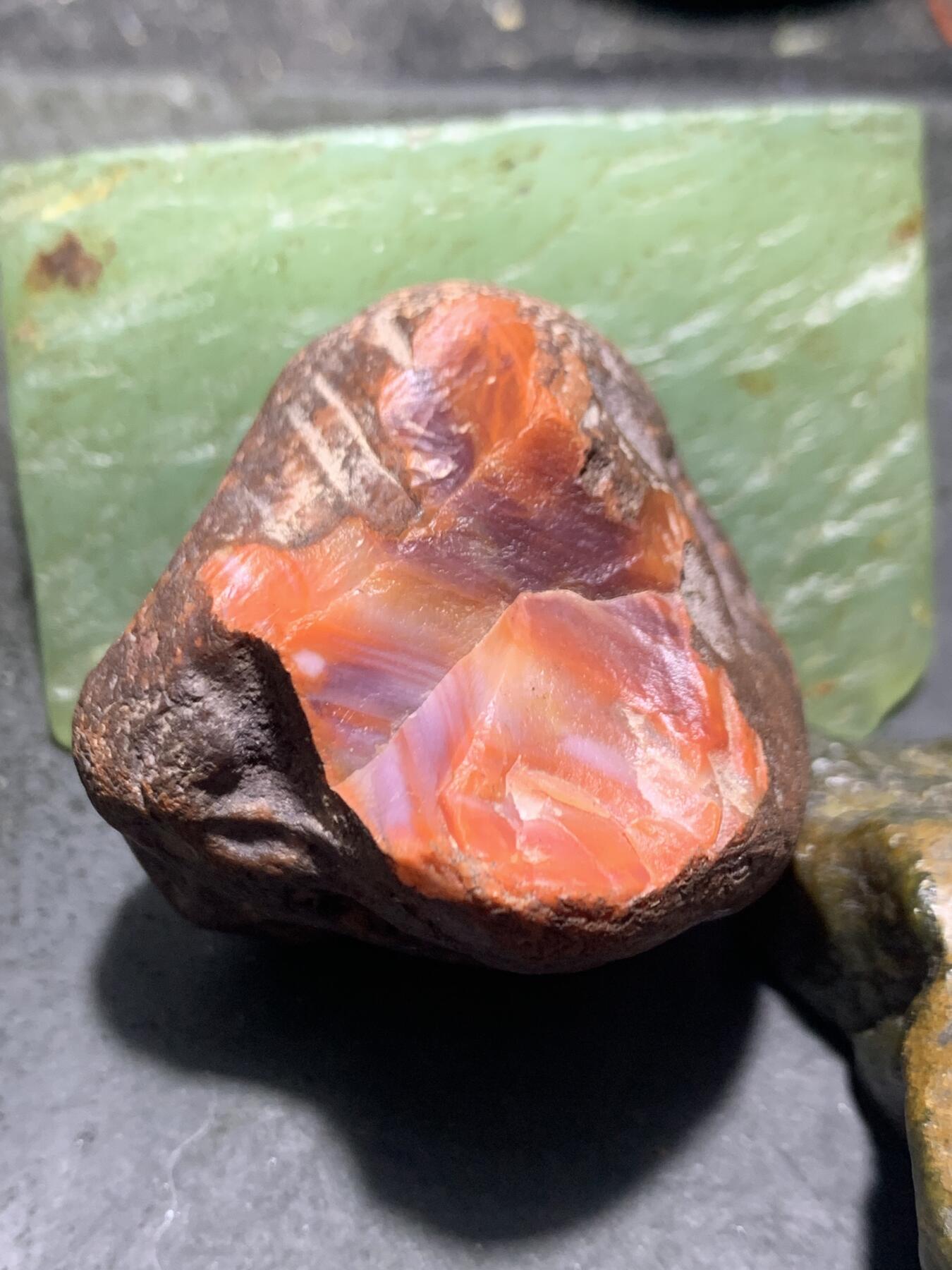 精美红铁皮开窗料紫罗兰冻红南红玛瑙原石一颗