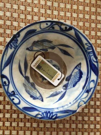 新年清货杂拍 纸币 瓷器  - 清代青花三鱼大碗 闻德评级 口沿有小磕