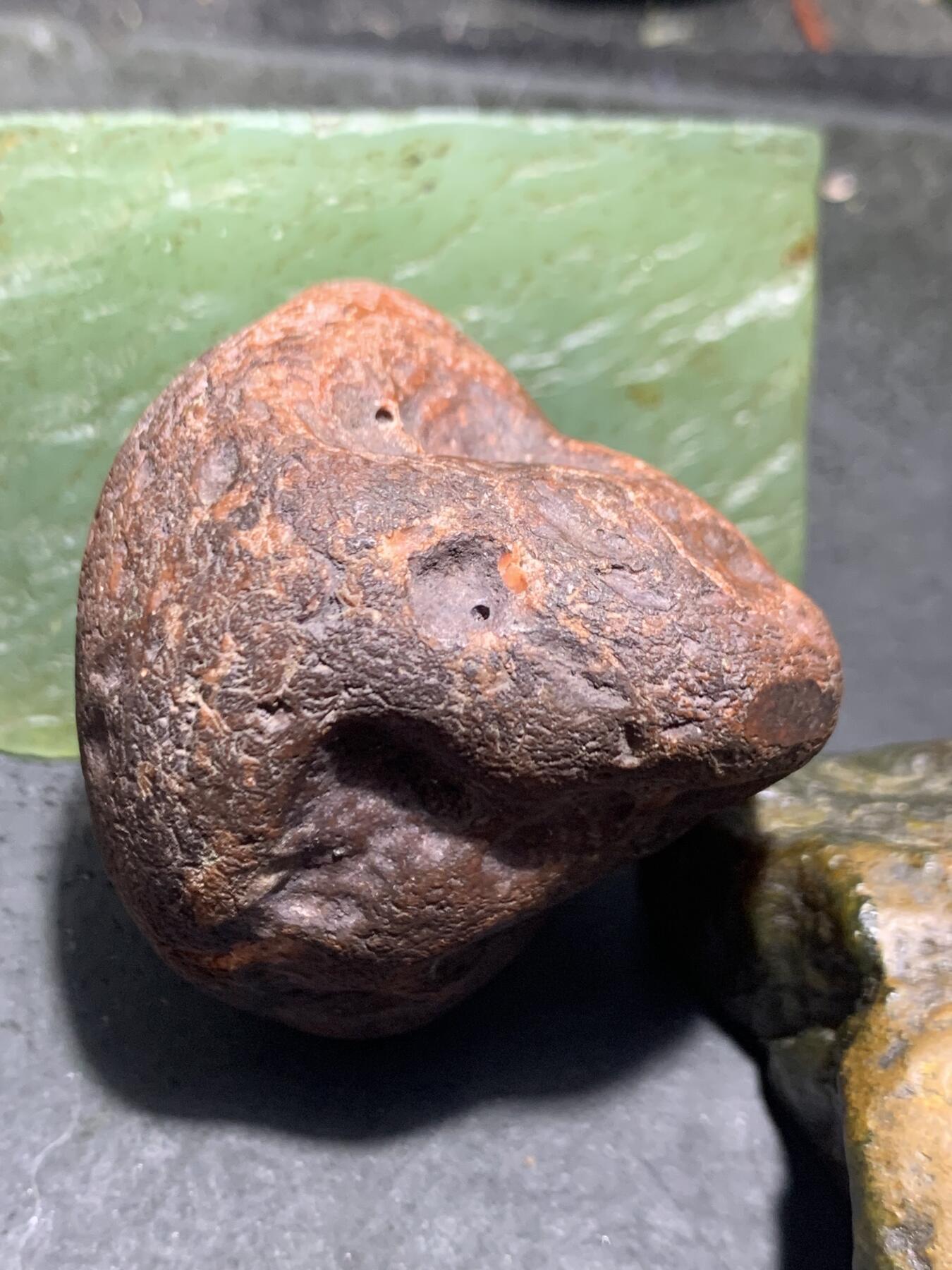 精美红铁皮开窗料紫罗兰冻红南红玛瑙原石一颗