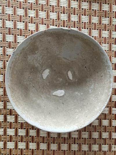 春节钱币瓷器清货捡漏拍场 - 隋唐风格(相州窑或岳州窑)小碗 约直径11.1厘米 高4.5厘米  虽然完整但釉基本已脱落 胎釉结合研究佳器