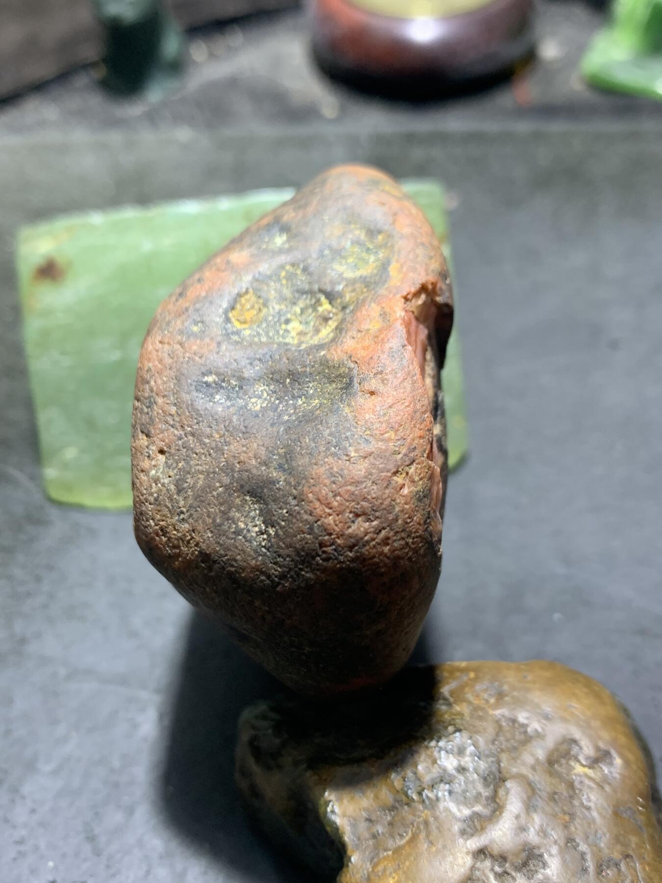 精美铁冰皮红三色皮南红玛瑙原石一颗，